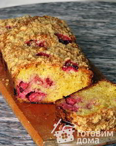 Кекс с яблоками и малиной