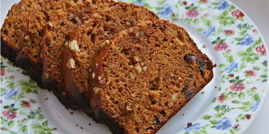 Кекс со сгущенным молоком, орехами и изюмом