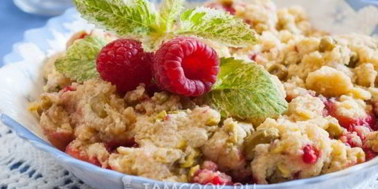 Кекс в микроволновке в тарелке