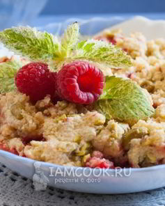 Кекс в микроволновке в тарелке