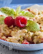 Кекс в микроволновке в тарелке