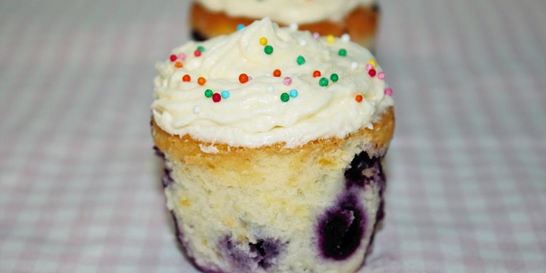 Лимонные капкейки с черникой