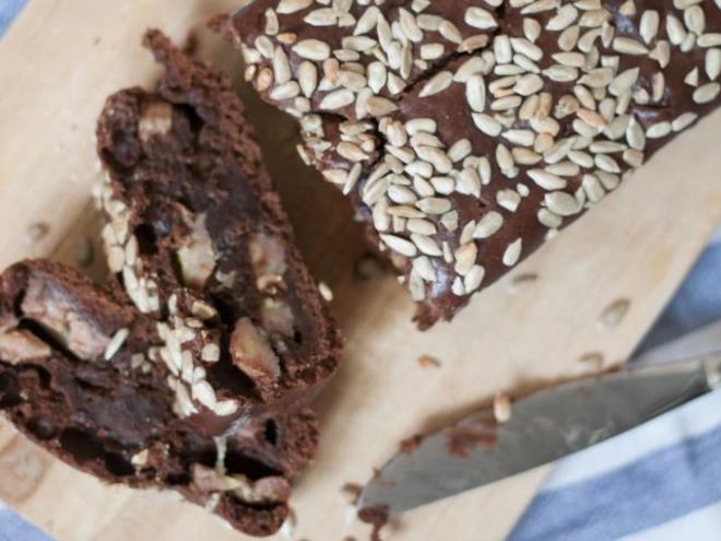 Рецепт шоколадного кекса с бананами и подсолнечными семечками