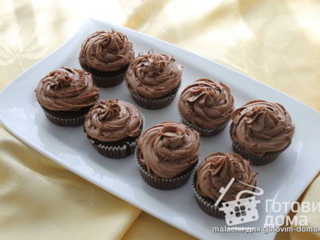 Рецепт шоколадных капкейков украшенных шоколадным фростингом