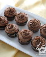 Шоколадные капкейки украшенные шоколадным фростингом