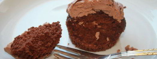 шоколадные капкейки украшенные шоколадным фростингом. Шаг 11