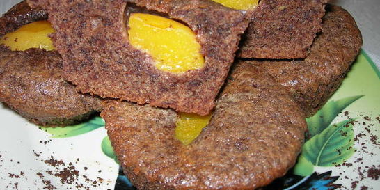 Шоколадные кексы с персиками