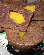 Шоколадные кексы с персиками