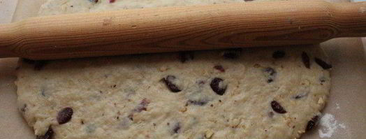 штоллен с вяленой клюквой и фундуком. Шаг 8