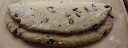 штоллен с вяленой клюквой и фундуком. Шаг 9