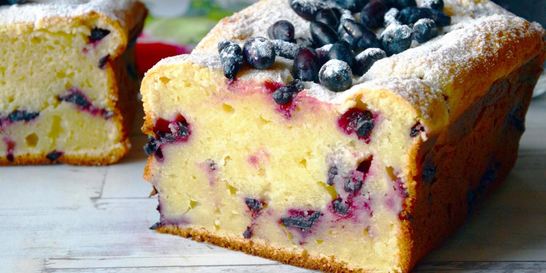 Творожный кекс с жимолостью