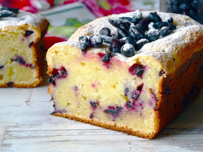 Рецепт творожного кекса с жимолостью