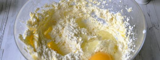 творожный кекс с жимолостью. Шаг 3