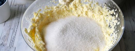 творожный кекс с жимолостью. Шаг 4