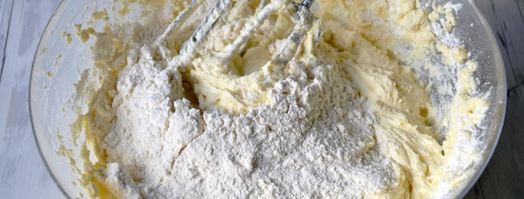 творожный кекс с жимолостью. Шаг 5