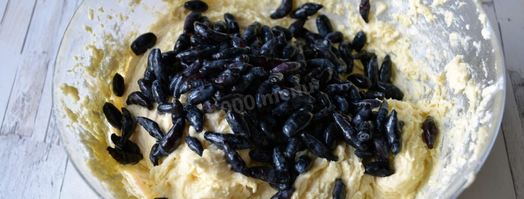 творожный кекс с жимолостью. Шаг 6