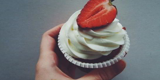 Ванильные капкейки с клубникой