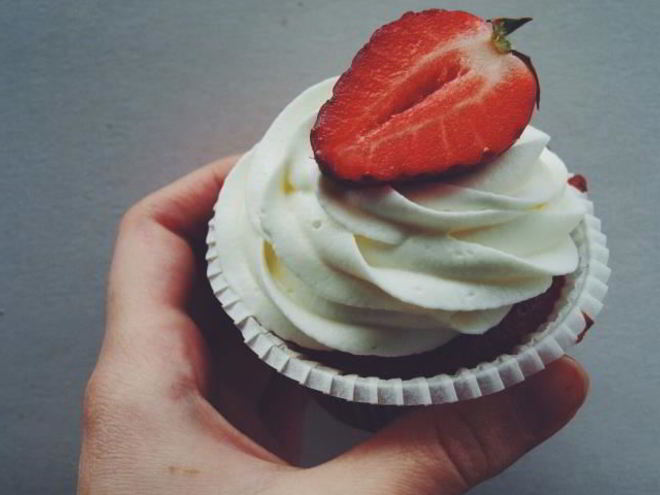 Рецепт ванильных капкейков с клубникой