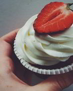 Ванильные капкейки с клубникой