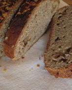 Банановый хлеб с орехами и цельнозерновой мукой