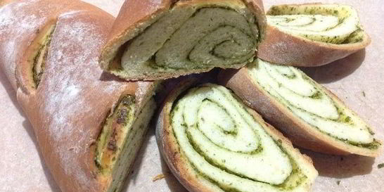 Чесночный багет с зеленью