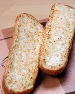 Чесночный хлеб со сливочным маслом