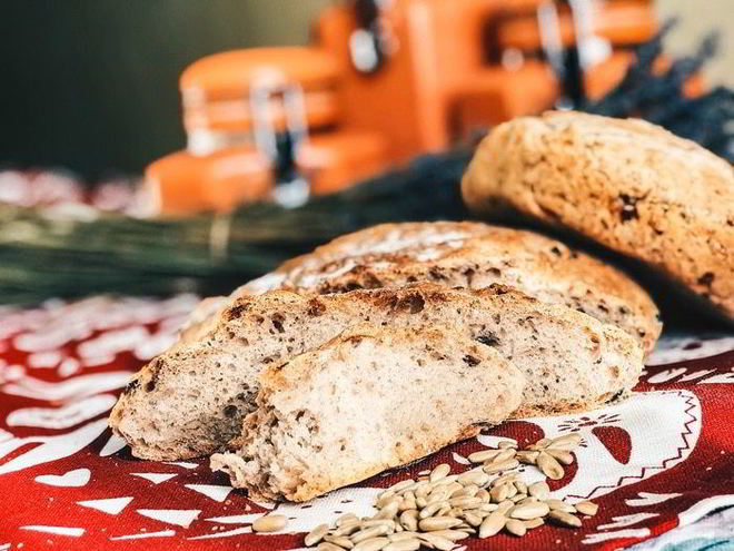 Рецепт хлеба на ночной опаре с карамелизированным луком