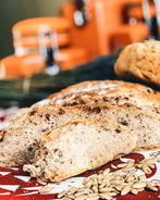 Хлеб на ночной опаре с карамелизированным луком