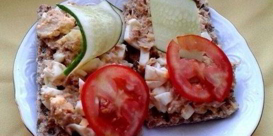 Хрустящие хлебцы с тунцом