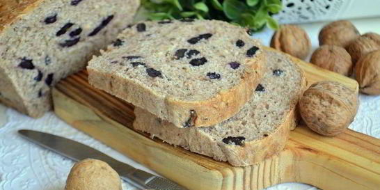 Пшенично-ржаной хлеб с изюмом и орехами