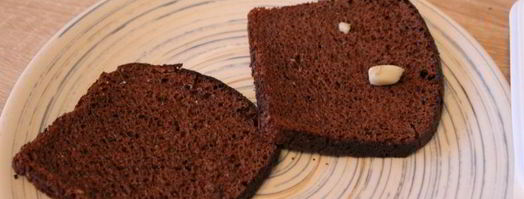 сендвич из ржаного хлеба с салями и помидором. Шаг 2