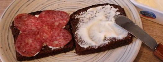 сендвич из ржаного хлеба с салями и помидором. Шаг 3