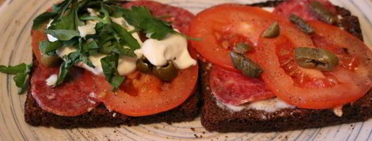 сендвич из ржаного хлеба с салями и помидором. Шаг 4