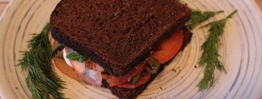 сендвич из ржаного хлеба с салями и помидором. Шаг 5