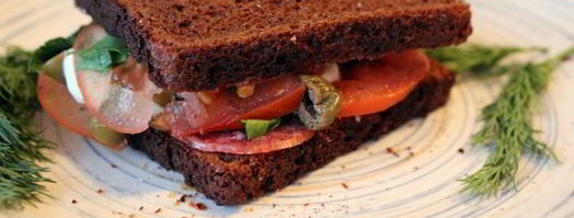 сендвич из ржаного хлеба с салями и помидором. Шаг 6