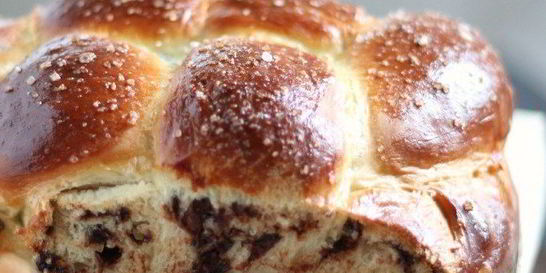 Сладкая хала с кусочками шоколада и солью