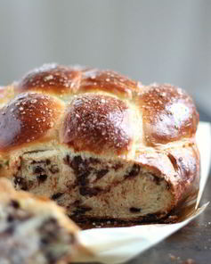 Сладкая хала с кусочками шоколада и солью