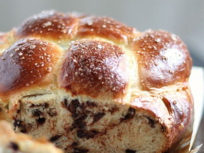 Рецепт сладкой халы с кусочками шоколада и солью