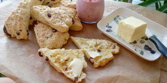 Утренние сконы с вяленой клюквой