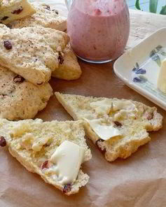 Утренние сконы с вяленой клюквой