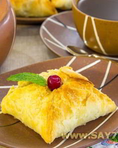 Конвертики из слоеного теста с фаршированными абрикосами