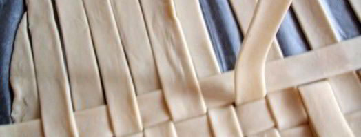 конвертики из слоеного теста с начинкой из рыбы и овощей. Шаг 2