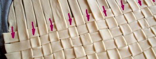 конвертики из слоеного теста с начинкой из рыбы и овощей. Шаг 3