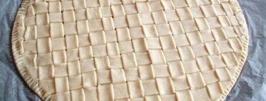 конвертики из слоеного теста с начинкой из рыбы и овощей. Шаг 4