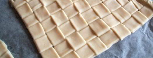 конвертики из слоеного теста с начинкой из рыбы и овощей. Шаг 6