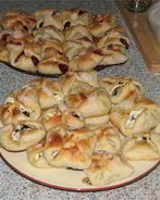 Конвертики с черной смородиной, бананом и маскарпоне