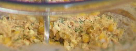 лаваш с тунцом, яйцом и сладкой кукурузой. Шаг 3