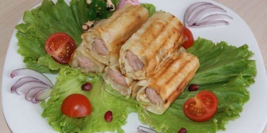 Сосиски в лаваше с сыром и картошкой