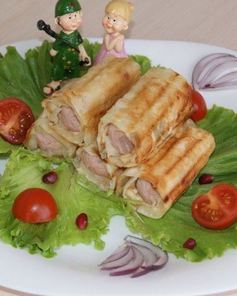 Сосиски в лаваше с сыром и картошкой