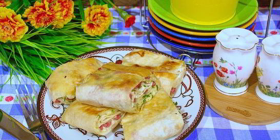 Жареный лаваш с колбасой и сыром